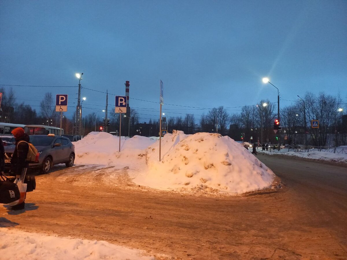    Внушительный снежный навал убрали у парковки рядом с автовокзалом Петрозаводска"Фактор News"