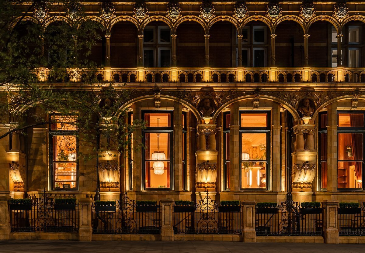 Освещение фасада исторического отеля Kimpton Fitzroy в Лондоне. Сдержанная элегантность подсветки отдает должное архитектурному стилю викторианского периода