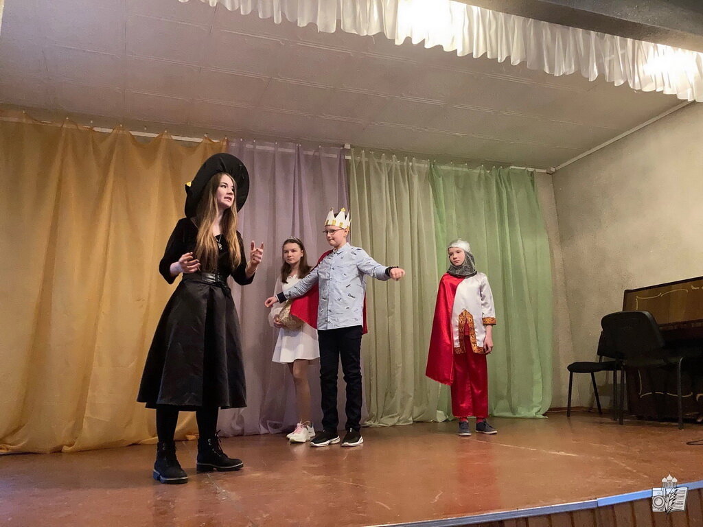 рождество начальная школа. детские рисунки на новый год. новый год наряжаем елку. новогодний утренник. аппликация на зимнюю тематику.