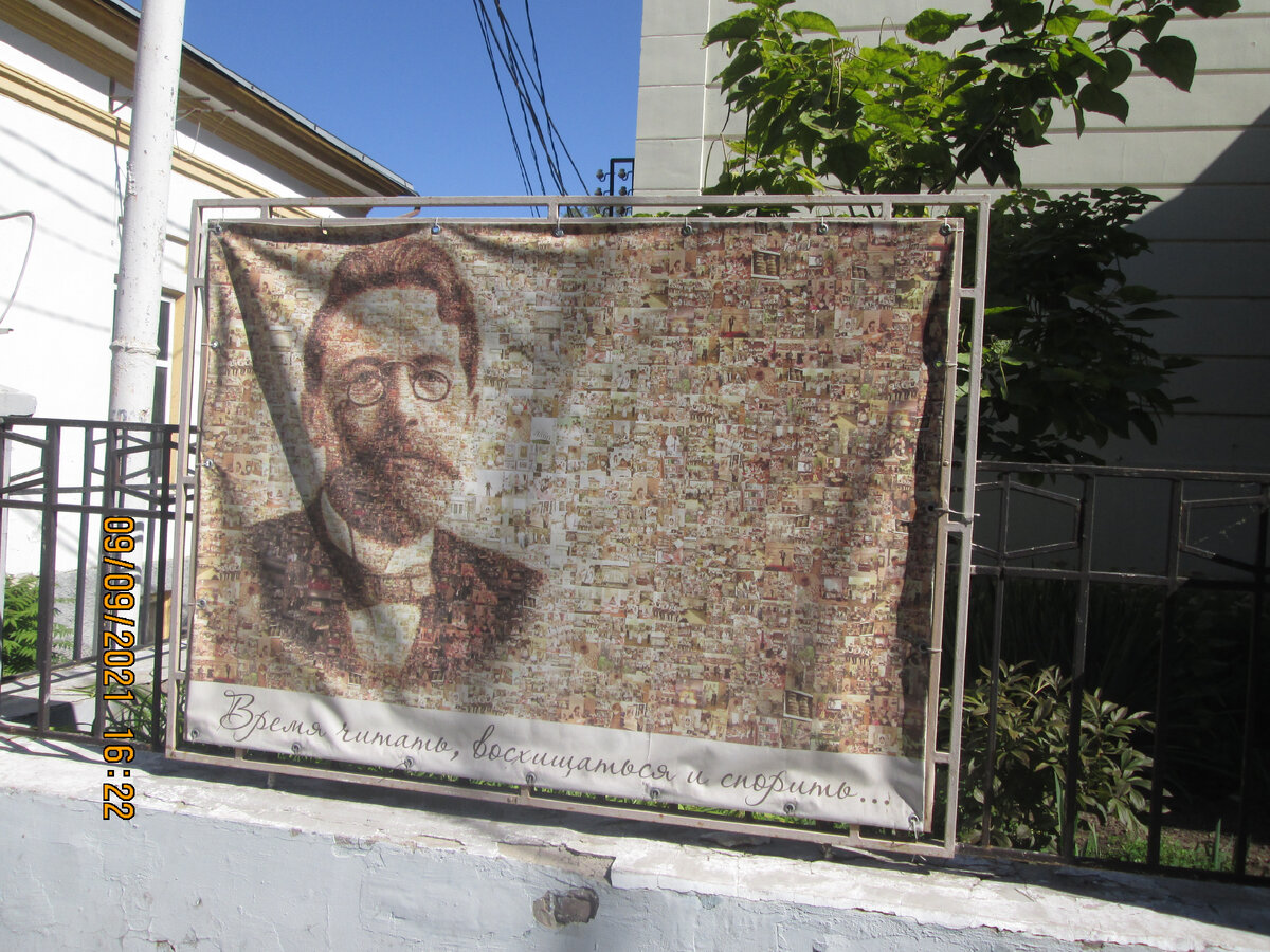 "Чехова в Таганроге можно встретить в любом виде (фото автора)