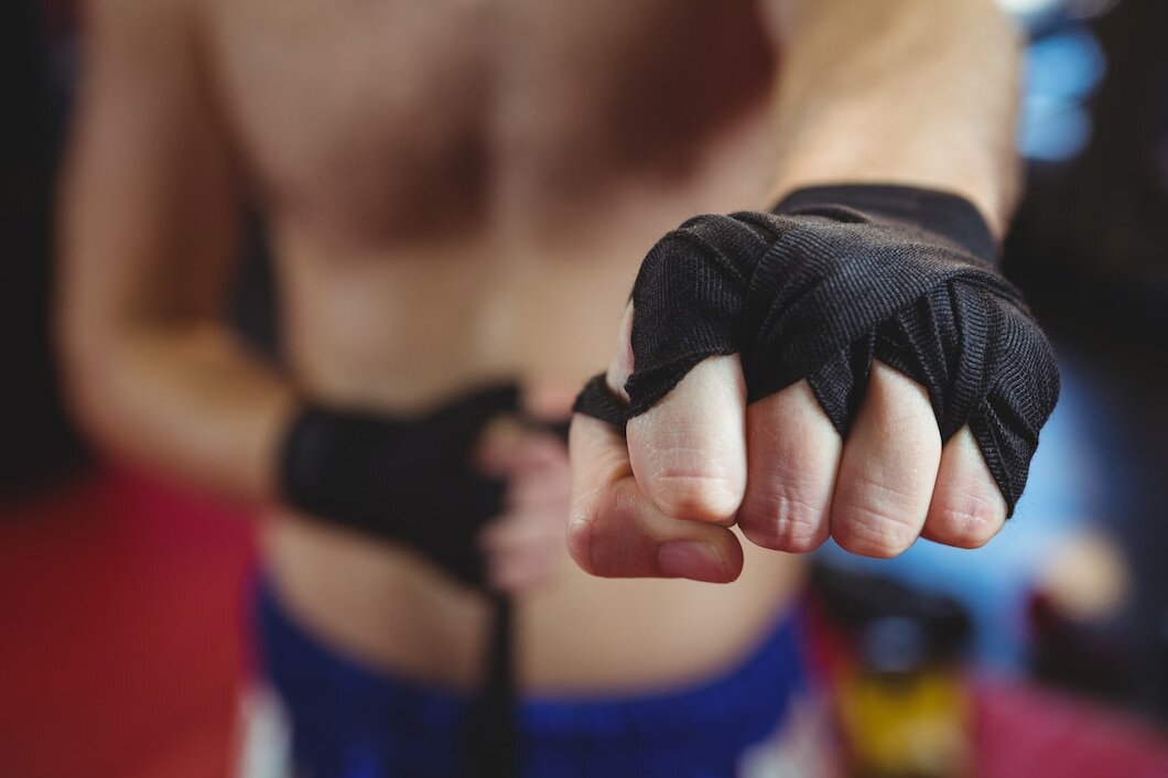 Практически все знают о том, как выглядят перчатки для бокса. Однако, когда речь заходит о кикбоксинге, многие начинают теряться. На самом деле, всё довольно банально и просто.-2