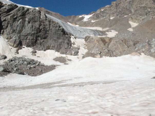 Вид на перевал Кезген из долины Кубасанты летом 2009 года. Фото автора.