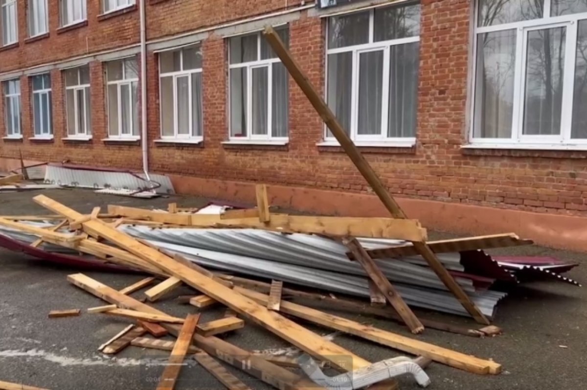    В Лабинском районе Кубани сильный ветер повредил крышу школы с детсадом