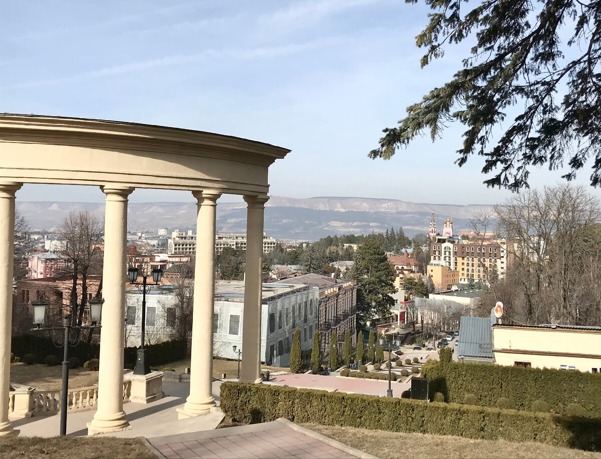 С колоннады и каскадной лестницы открывается вид на Кисловодск и Боргустанский хребет, где когда-то проходил знаменитый Шёлковый путь