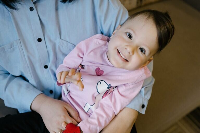 с рождением девочки. у нас родилась дочь. ждем девочку открытка. с рождением девочки. красивая женщина рожает.