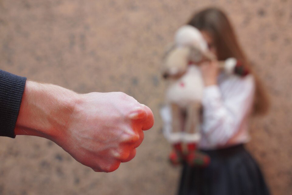 Отец избивает девочку. Мать избила ребенка в казани. Мужчина паркуется в дагестане. В казани мамаша избила дочь. Отец избил дочь фильм 2023.