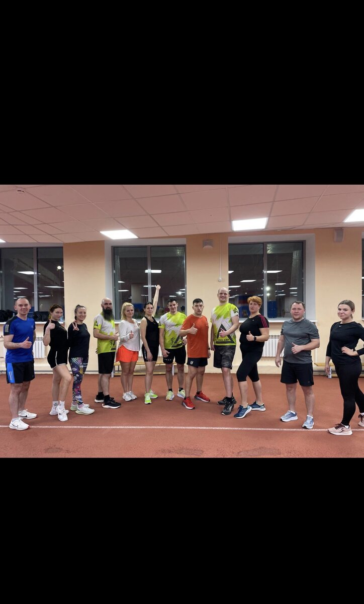 Слева я и рядом со мной в шортиках 