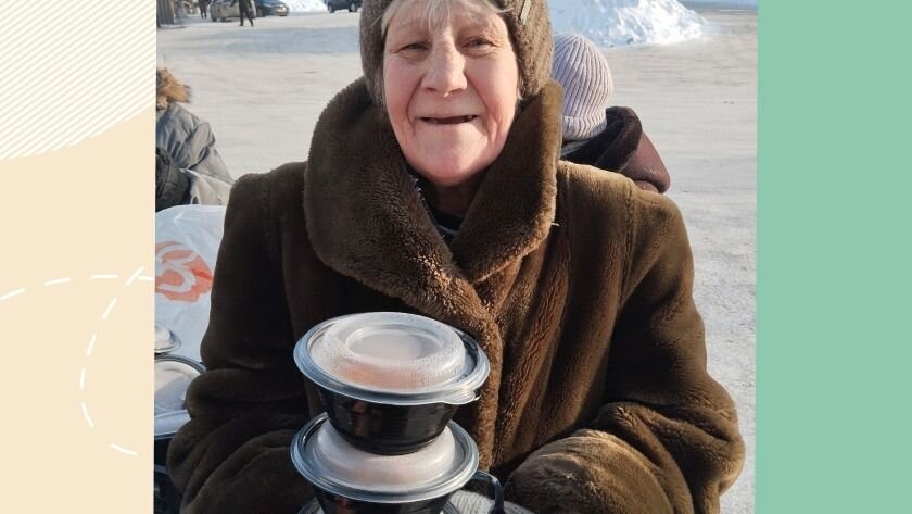 Бабушка получает обед от Ксении © Фото: из личного архива