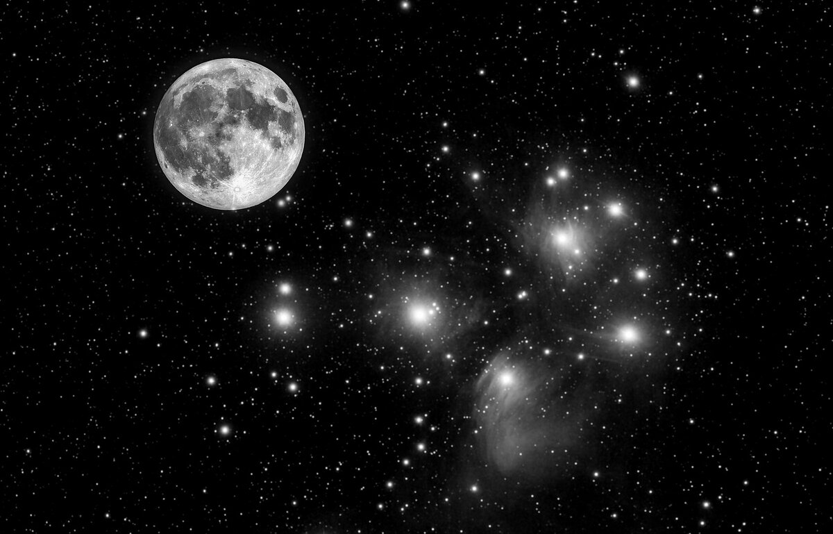 Полная Луна и Скопление Плеяд. By Andrés Nieto Porras, Palma de Mallorca, España. 