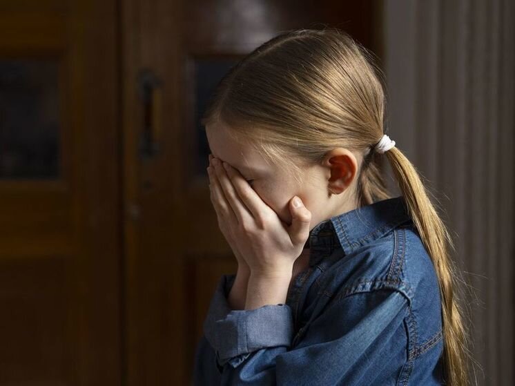 Залез девушке головой. Красивая девушка у дерева. Объятия любимого. Запустил руку под платье. Залез девушке головой.