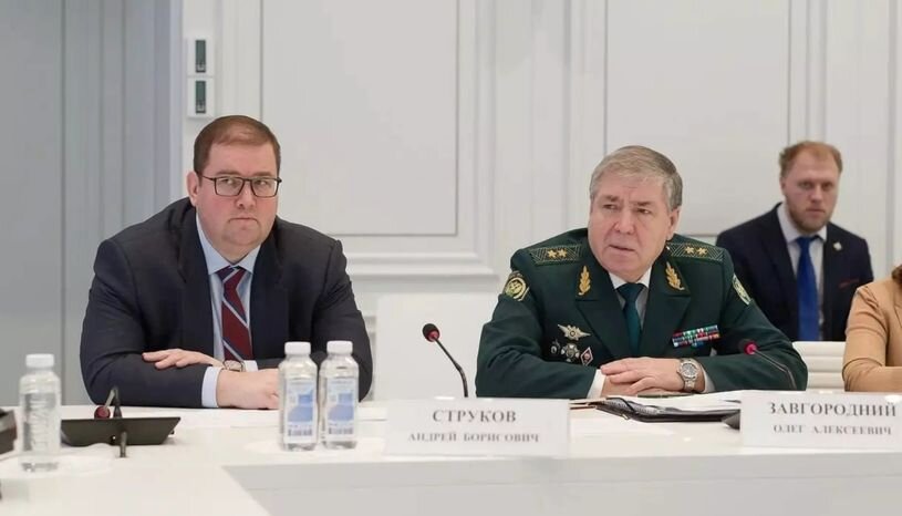 Генералы таможни Струков (слева) и Завгородний (в мундире). Они смирные, когда трезвые