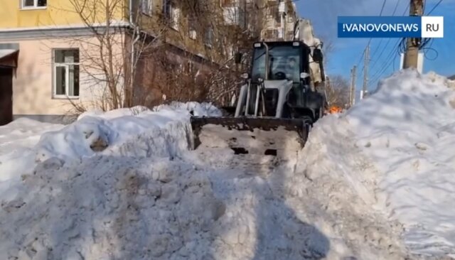    Тяжелая техника вышла расчищать ивановские тротуары
