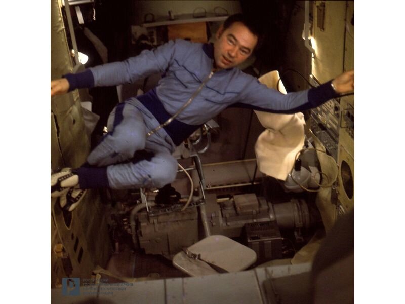 Космонавт Г.М. Гречко демонстрирует состояние невесомости на орбитальной космической станции «Салют-4». Борт космической станции, 12 января – 9 февраля 1975 г. РГАНТД. Арх. № Д1-24 цв.