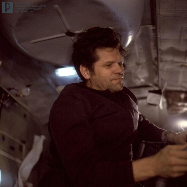 Космонавт А.А. Губарев работает с бортовой аппаратурой на орбитальной космической станции «Салют-4». [12 января–9 февраля 1975 г.]. РГАНТД. Арх. № Д1-25 цв.