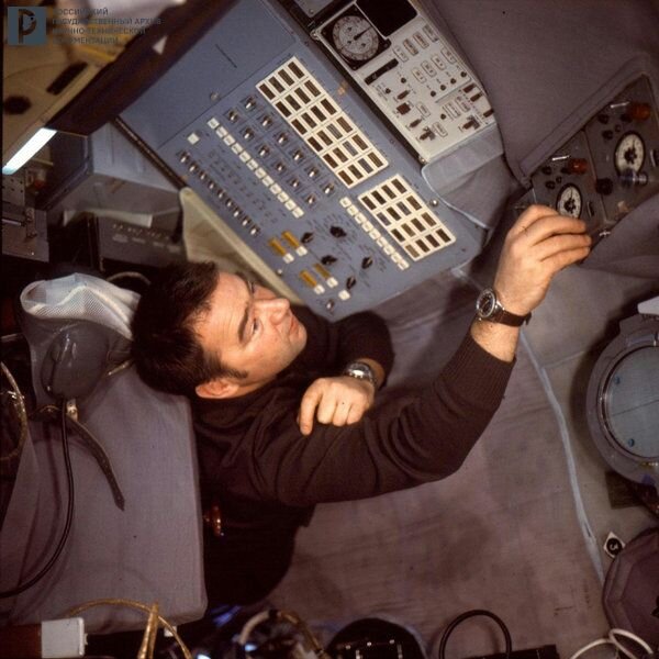 Космонавт Г.М. Гречко работает с бортовой аппаратурой на орбитальной космической станции «Салют-4». [12 января–9 февраля 1975 г.]. РГАНТД. Арх. № Д1-48 цв.