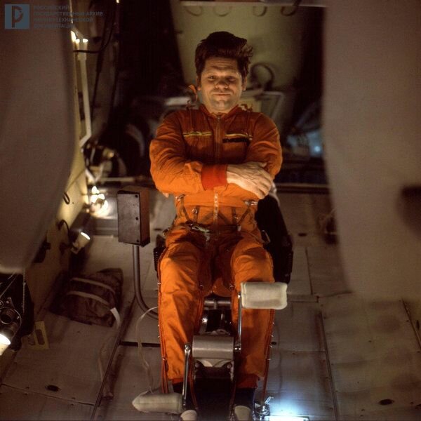 Космонавт А.А. Губарев во время тренировки на велоэргометре на орбитальной космической станции «Салют-4». [12 января–9 февраля 1975 г.]. РГАНТД. Арх. № Д1-15 цв. 