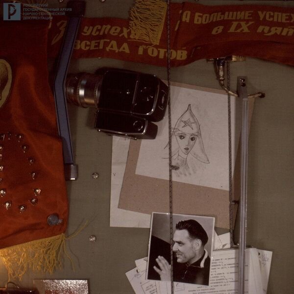 Внутренний вид орбитальной космической станции «Салют-4» («красный уголок» с рисунком Н. Рушевой «Мальчиш-Кибальчиш» и фотографией космонавта В.М. Комарова). [12 января–9 февраля 1975 г.]. РГАНТД. Арх. № Д1-34 цв.