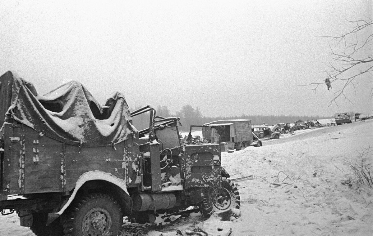 Колонна немецкой техники, уничтоженная на Волоколамском шоссе, декабрь 1941 года / Фотограф Иван Шагин