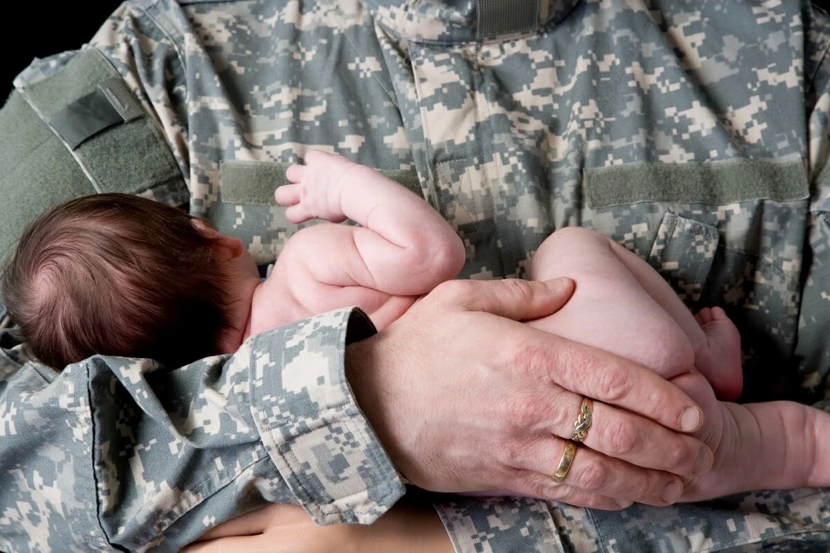 Рождение ребенка участника сво. Дети военнослужащих. Военный с ребенком. Солдат с ребенком. Папа военнослужащий.