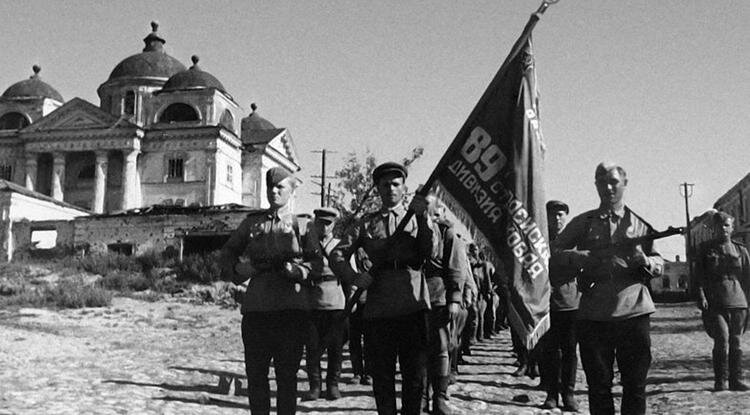 Воины 89-й гвардейской стрелковой дивизии проходят по ул. Попова в освобождённом Белгороде, июля 1943 годаФото: waralbum.ru