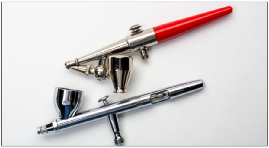 Paasche H (вверху) — классический пример аэрографа с внешним смешением одинарного действия. Iwata Eclipse HP-CS (внизу) — типичный образец модели двойного действия с внутренним смешением, на котором кнопка опускается вниз для подачи воздуха и назад для подачи краски. 