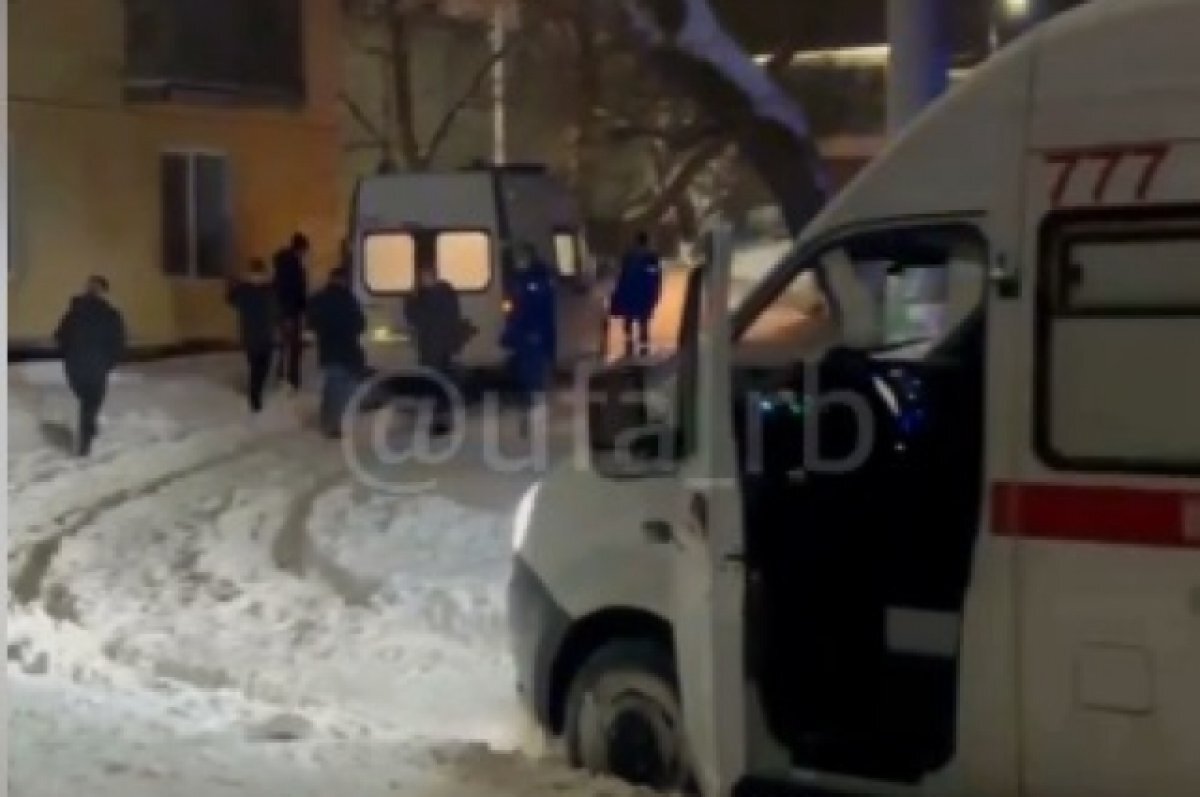    В одном из дворов Уфы застряли две кареты скорой помощи