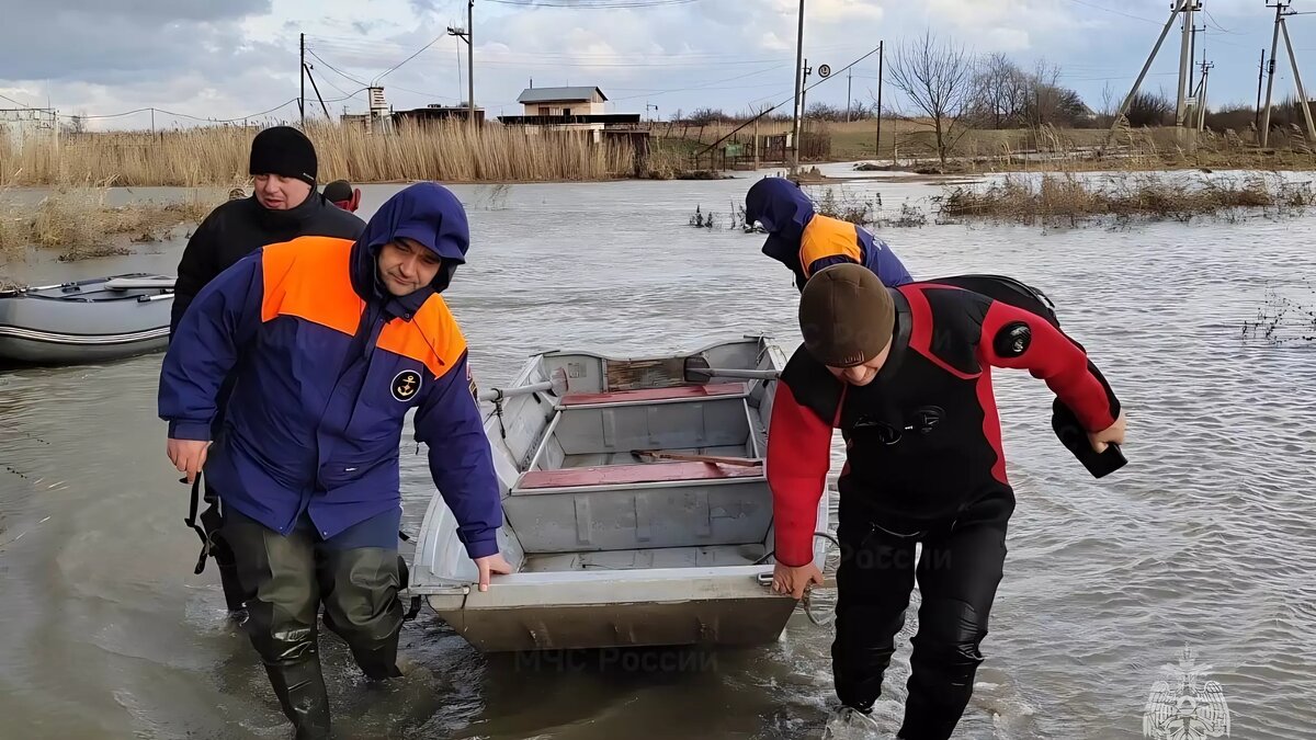     Ростов рекордно затапливает, однако почему это происходит точно сказать нельзя, заявил замруководителя ФГБНУ «Российский научно-исследовательский институт проблем мелиорации» Герман Сенчуков.