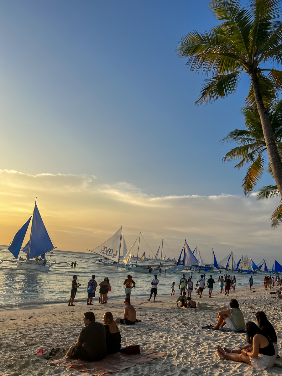 Наблюдать красочные закаты на Боракае- здесь одно самых популярных развлечений среди туристов и гостей острова. Фото автора.