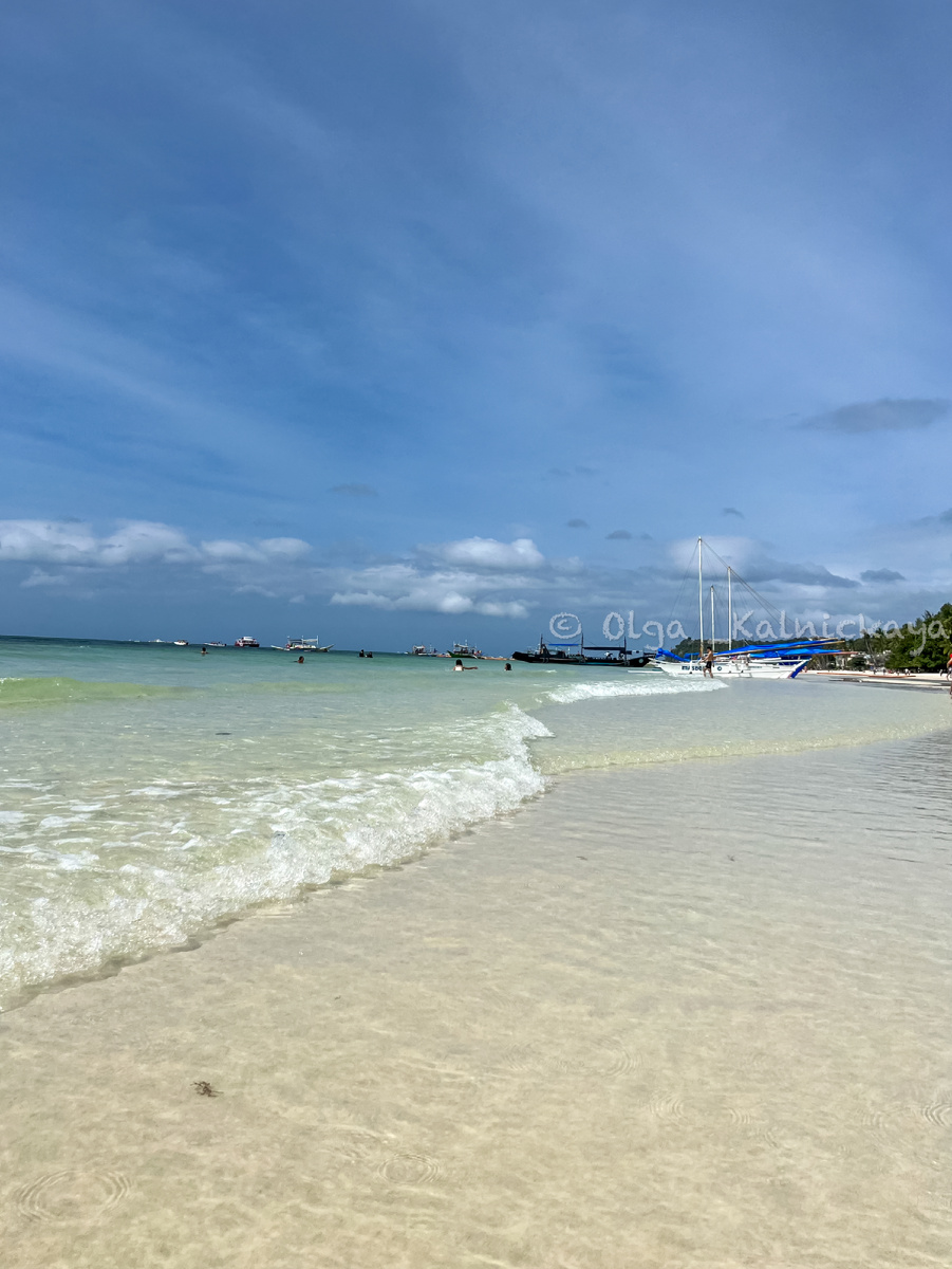 Побережье пляжа White beach с идеально прозрачной водой. Фото автора.