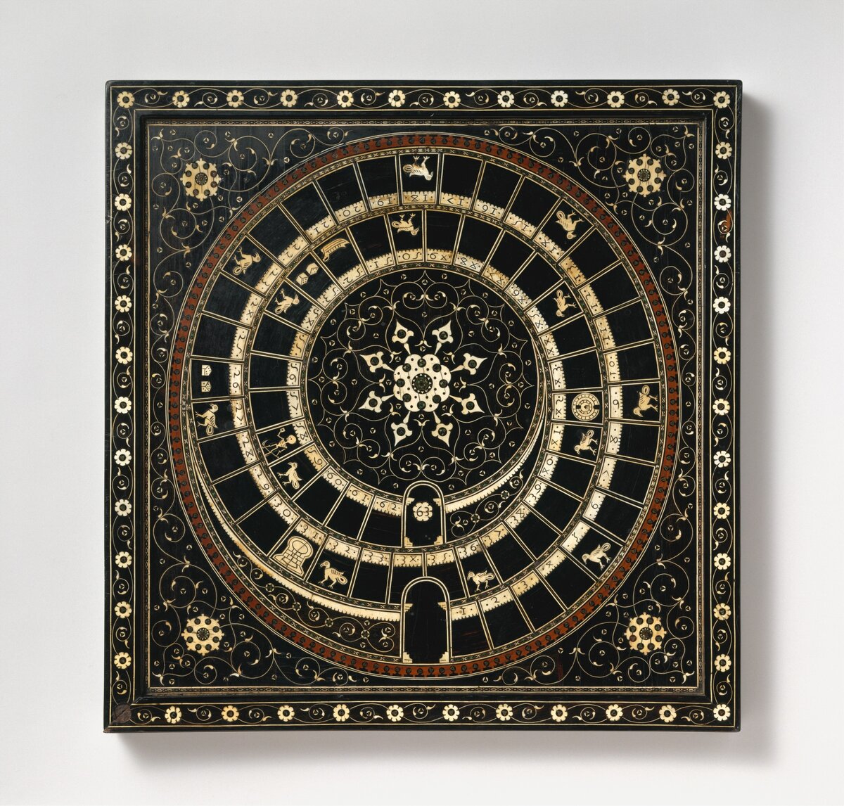 Набор игр конца XVI века - шахматы, встроенное поле для нард на шахматной доске, гусек. Доска сделана в Индии, возможно регион Гуджарат Музей Метрополитан.