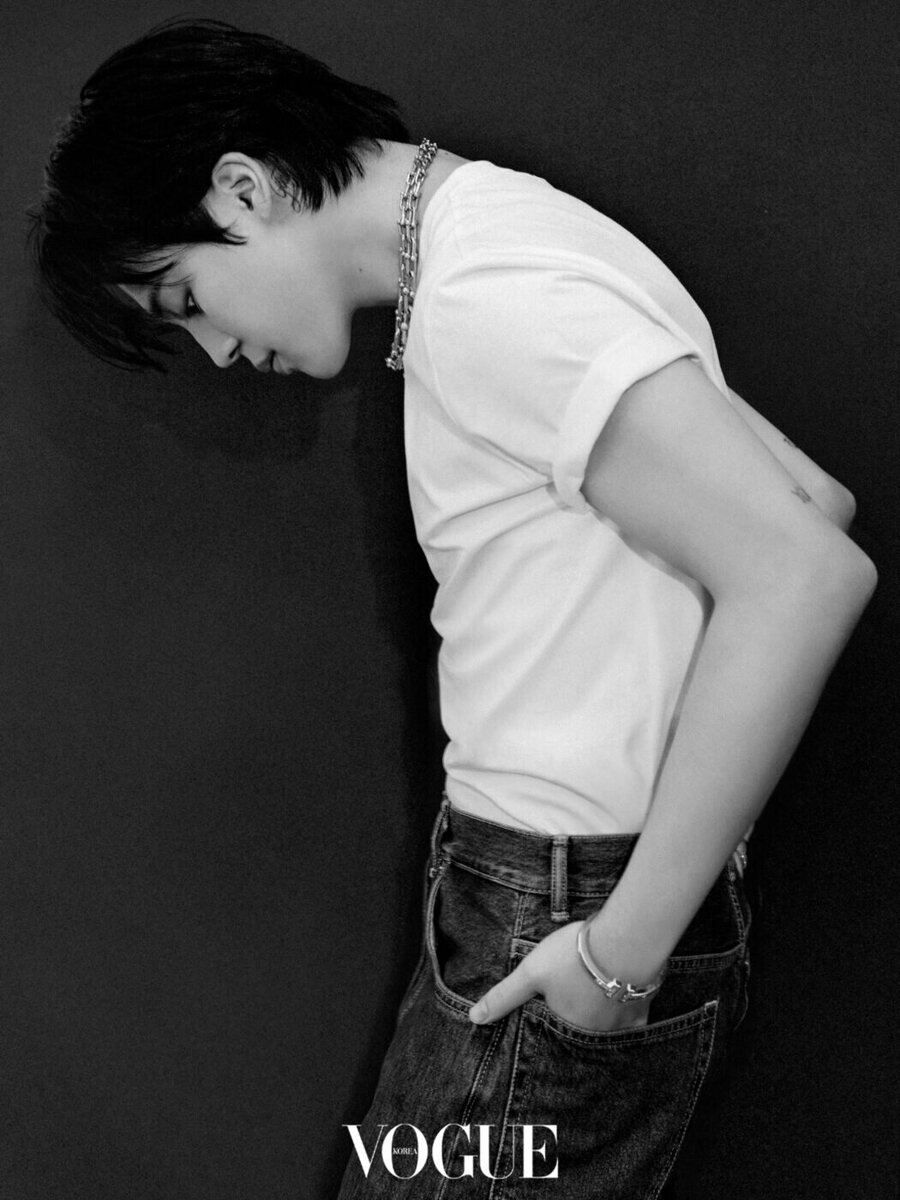 Измена фото картинки. Парень на коленях. Романтик на 8 марта. Устоять перед девушкой. Мужчина делает предложение голый.