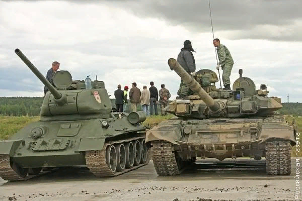 Т-34 рядом с Т-90.