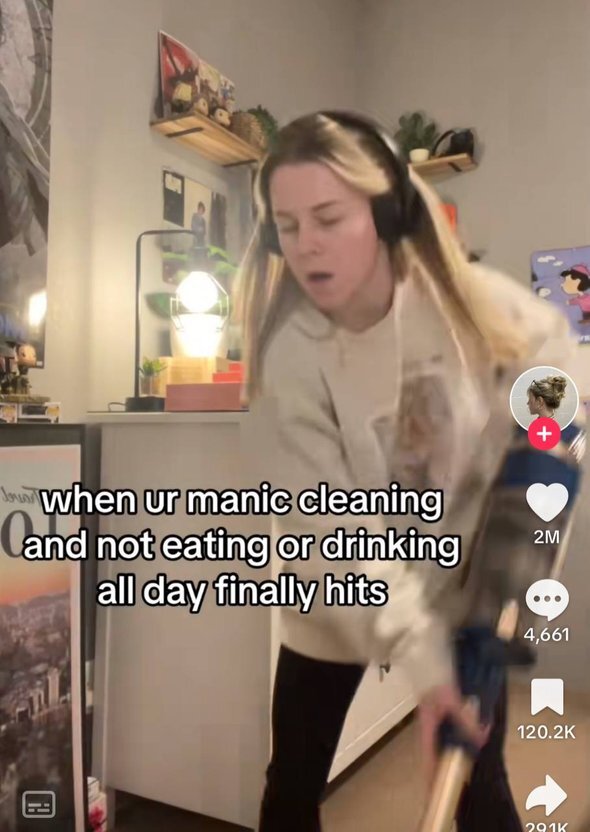 мытье пола на кухне. девушка подметает. моем пол. женщина моет пол. не вымытый пол не прибранная девочкой.