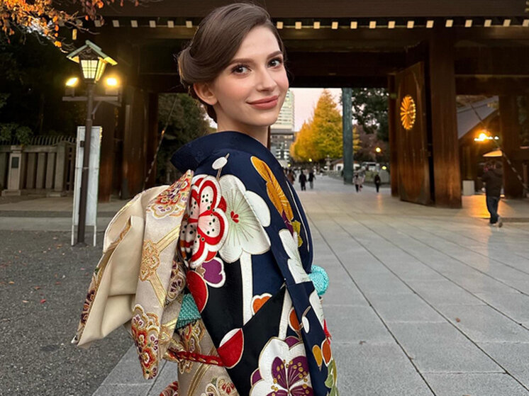 Женщина сидит на мужчине. Девушка дает раз в неделю. Фитнес занятия. Женщины для удовольствия. Сколько раз в неделю заниматься спортом.