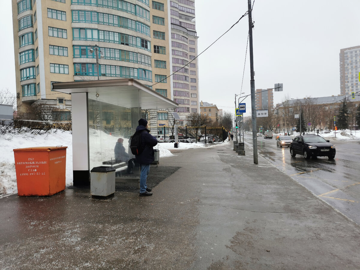 Остановка "52-я городская больница" на улице Маршала Бирюзова. Виден повешенный бумажный трафарет с номерами маршрута. Из-за замены остановочных павильонов долгое время остановка была без информации о том, что это за остановка и какие автобусы здесь останавливаются.