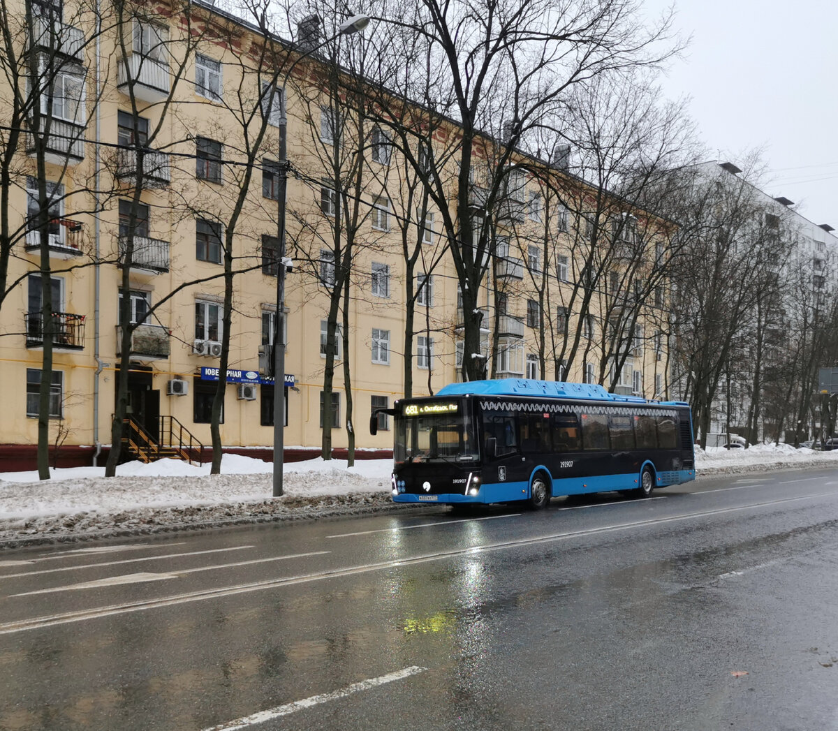 Газовый автобус 191907 ЛиАЗ-5292 на маршруте № 681. Улица Маршала Бирюзова.