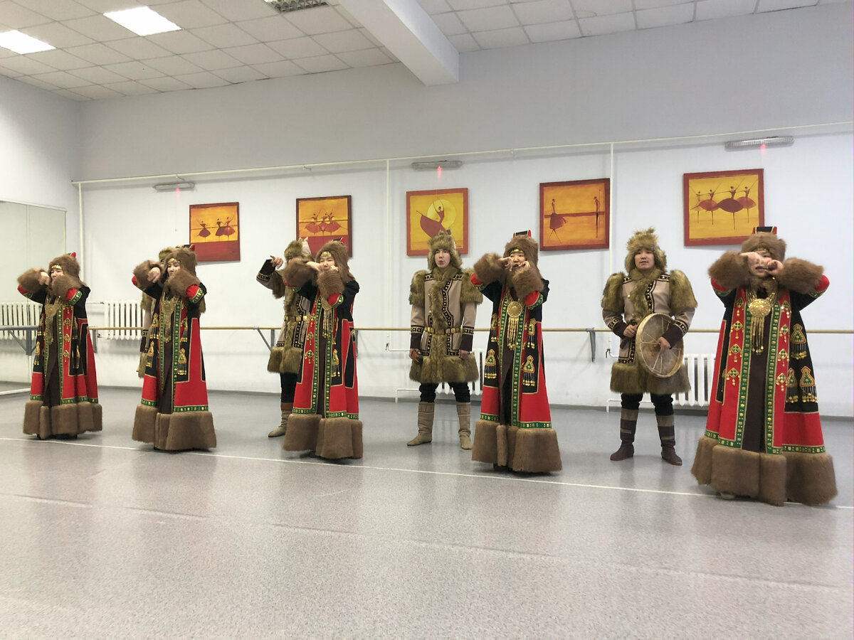 Студенты Якутского колледжа культуры и искусств выступают в национальных нарядах