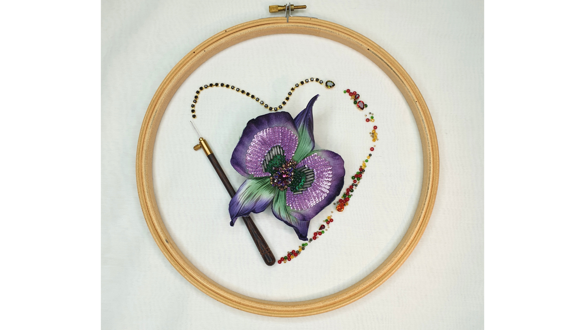 Вышитая брошь "Орхидея леди Гамильтон", дизайнер Полина Кузнецова. МК доступен в Broidery club