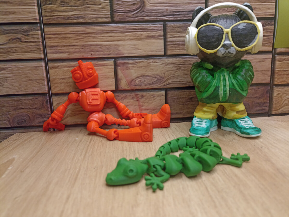 Создайте свои собственные подвижные игрушки и скульптуры с помощью 3D-печати и раскрасьте их акриловыми красками или 3D-ручкой. Откройте для себя безграничные возможности дизайна и творчества, создавая уникальные модели, которые оживают на ваших глазах. Сделайте процесс еще более увлекательным, добавив яркие цвета и детали, чтобы придать вашим творениям индивидуальность и стиль. Присоединяйтесь к нам и откройте для себя удивительный мир 3D-печати!