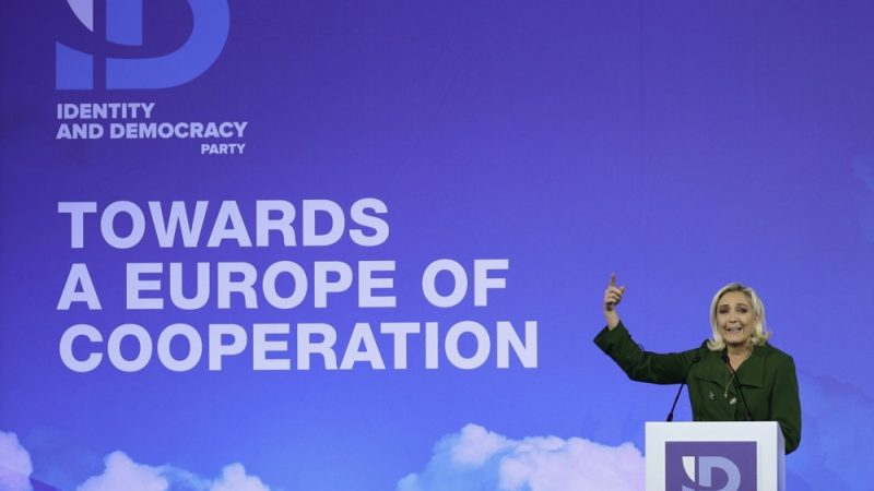 Марин Ле Пен, президент Национального объединения Франции, выступает на открытии публичного собрания «Идентичность и демократия» в Лиссабоне, Португалия, 24 ноября 2023 года. [EPA-EFE/TIAGO PETINGA]