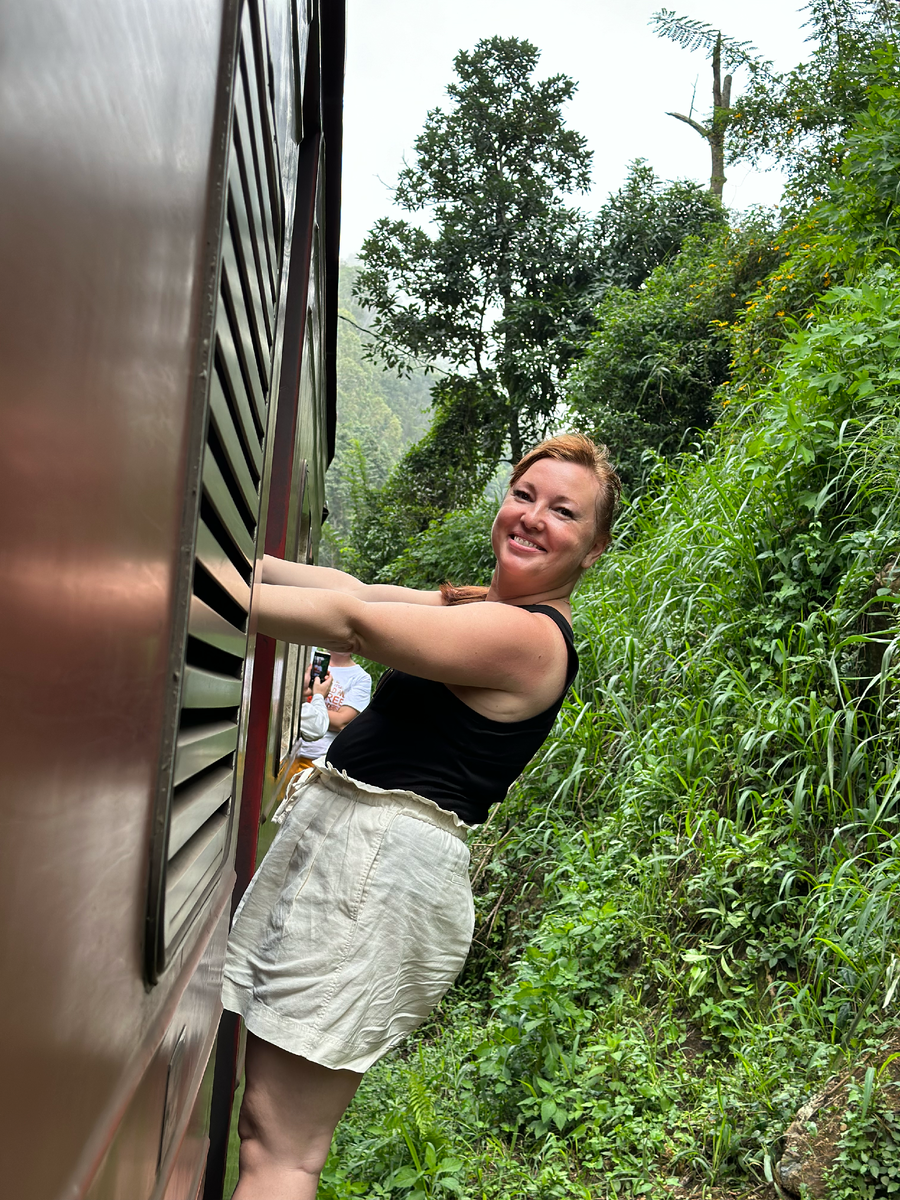 Поезд в горах, Элла