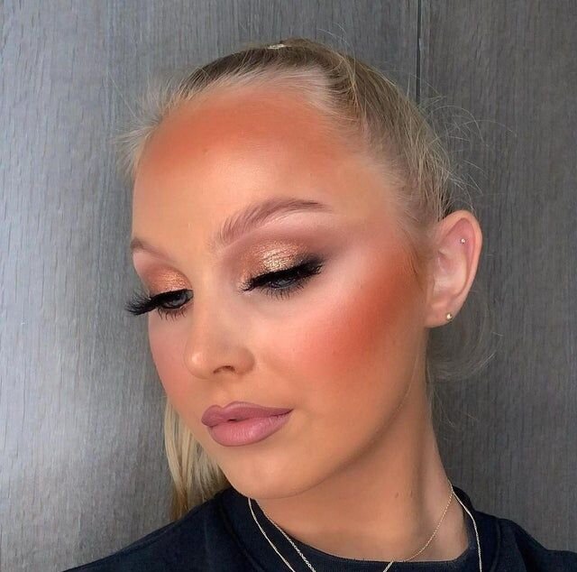 Хочу чистую девушку. Блондинка на дороге. Хочу чистую девушку. Задумчивая девушка. Сидят в обнимку.