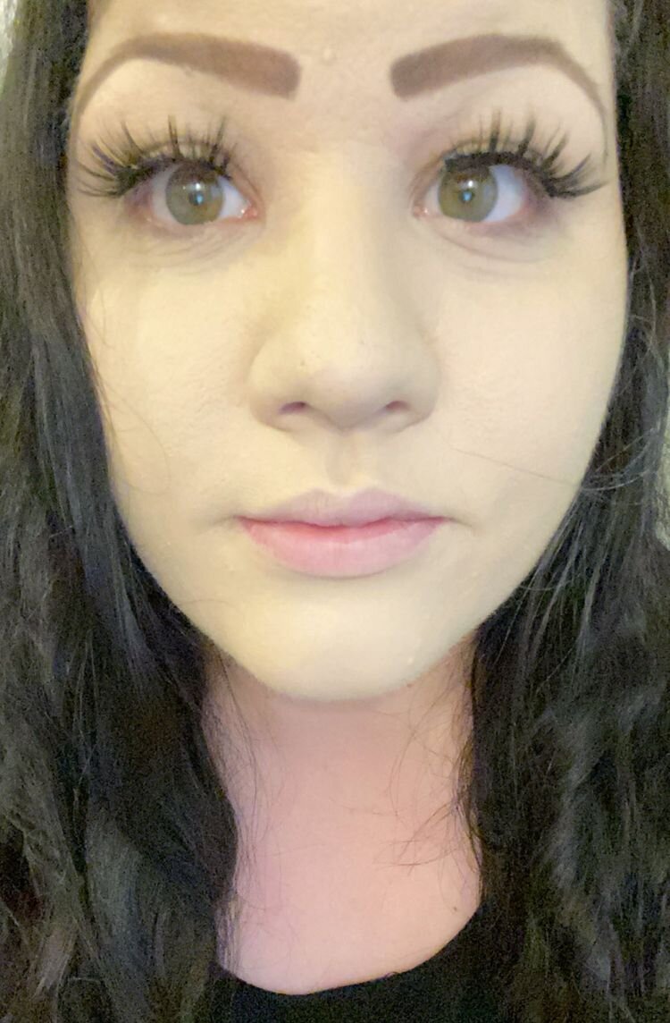 Девушка обнимает хвост. Хочу взять девочку. Девочка обнимает хвостик. Усыновить маленького ребенка. Красивые дети сироты.