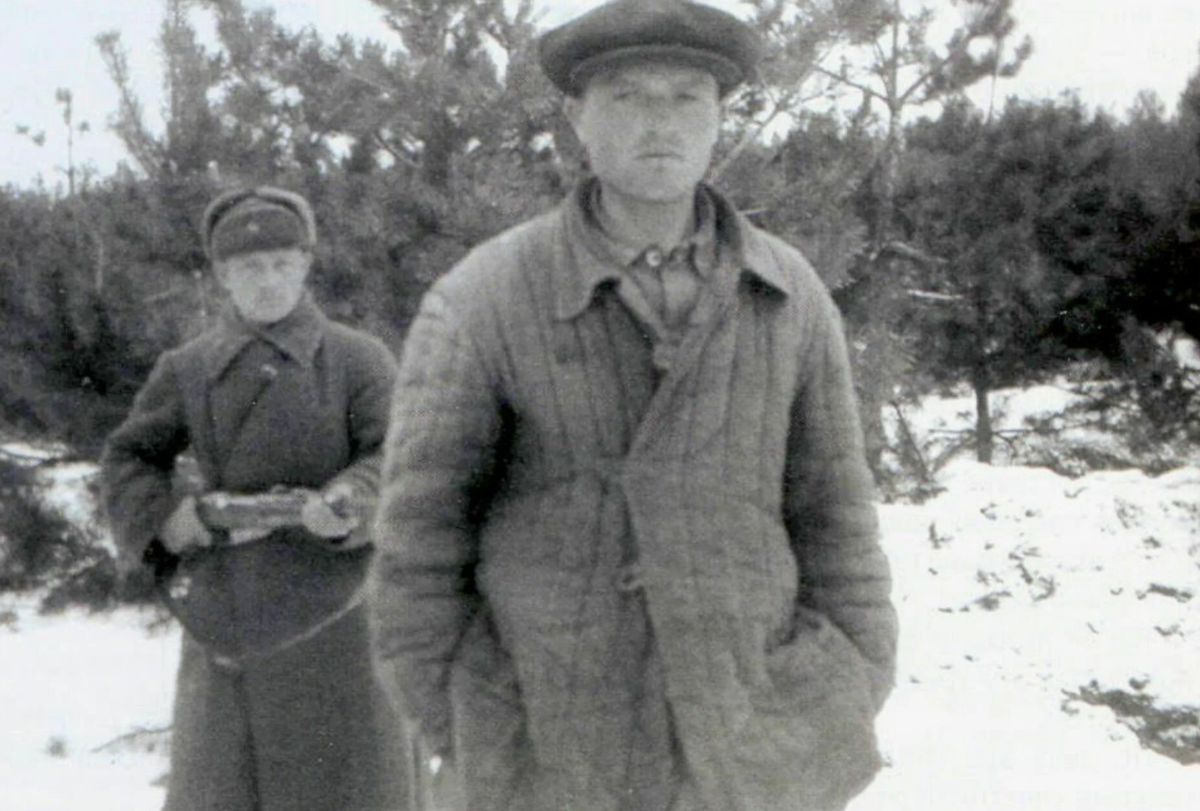 Красноармеец конвоирует предателя 