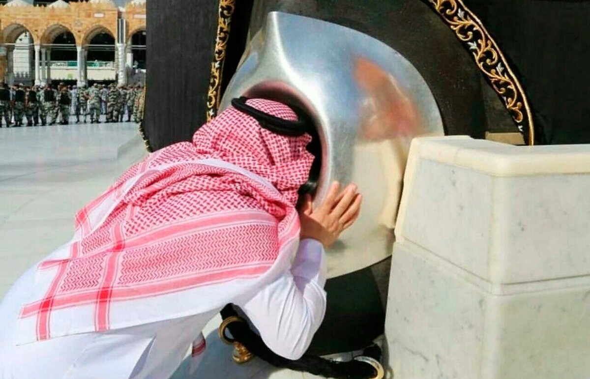 Целование Черного камя Каабы