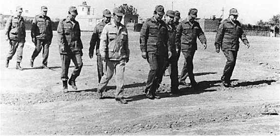 Подполковник Валерий Воронков и офицеры Главка погранвойск обсуждают порядок вывода войск на участке порта Шерхан. Лето 1988 года.