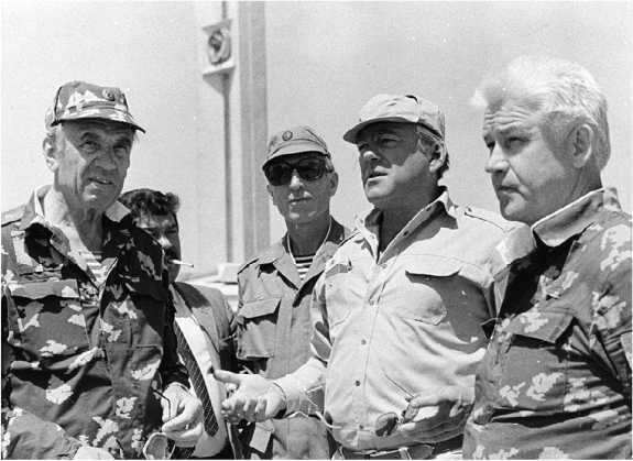 1-й заместитель начальника Главного управления ПВ КГБ СССР генерал-полковник Иван Вертелко, ведущий телепрограммы «Служу Советскому Союзу» Михаил Лещинский и начальник авиационного отдела ГУПВ КГБ СССР генерал-майор Николай Рохлов в день вывода войск из Афганистана, Термез, 15 февраля 1989 года.