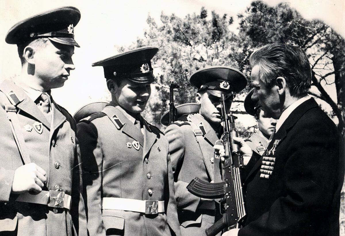 ®™ фото из интернета | 🖊️ Михаил Калашников:🎖️ человек, который изобрел знаменитый автомат 🌟