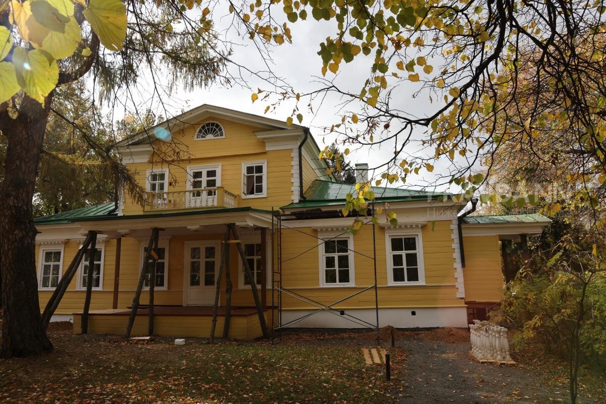    К юбилейной дате в главной усадьбе начали ремонт