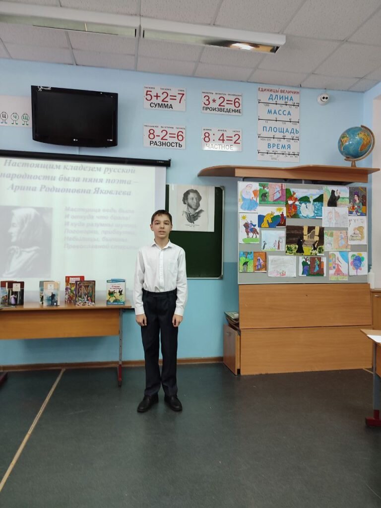 первоклассние на уроке. дети в школе первый класс. дети в классе. младших школьников. учитель с первоклашками.